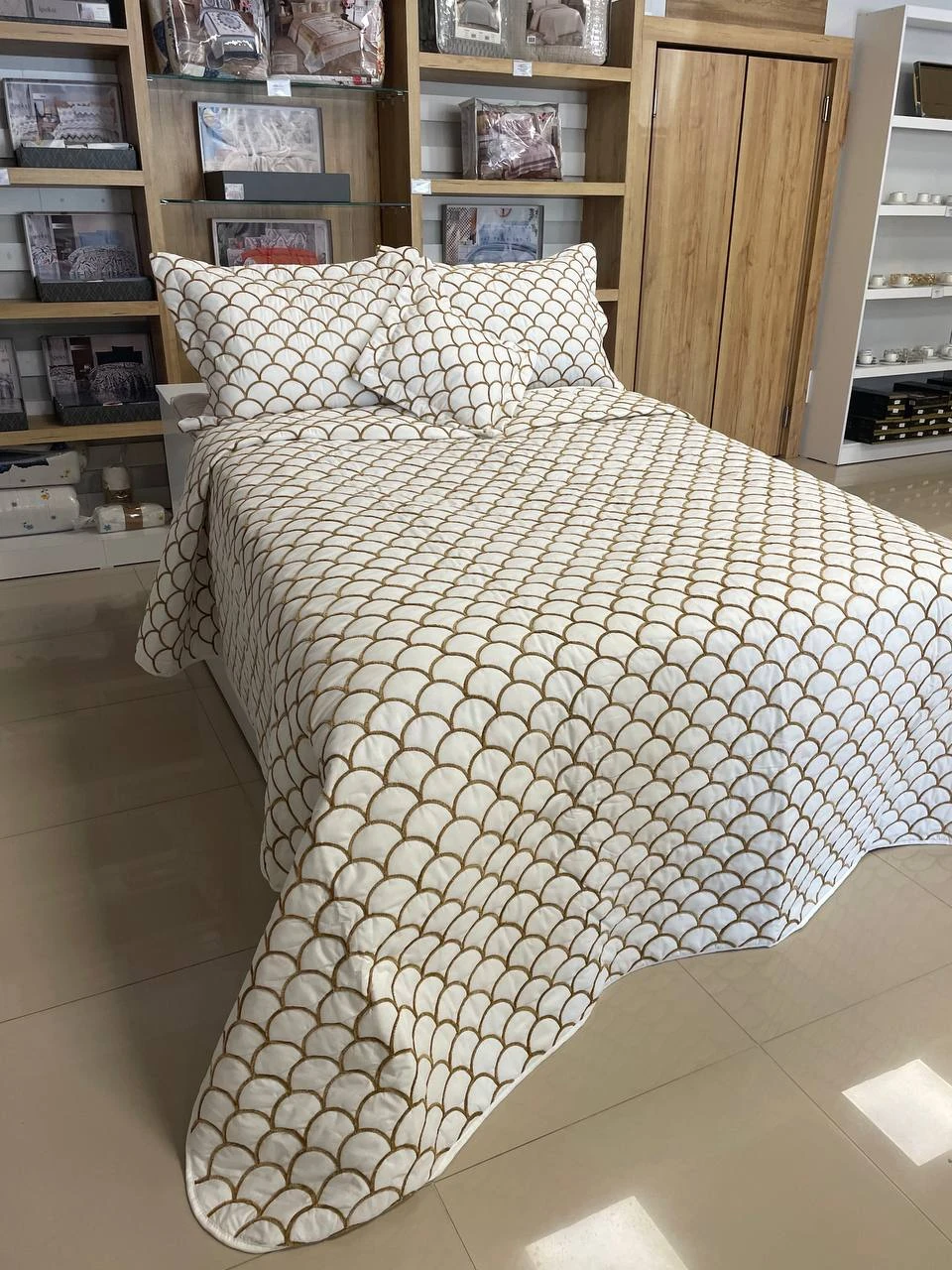 Battal Boy Şönil İşlemeli Lüks Yatak Örtüsü Takımı - KREM